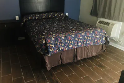 Photo 4 - Economy Inn