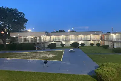 Photo 2 - Americas Best Value Inn Rockford