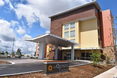 Photo 2 - La Quinta Inn & Suites by Wyndham Flagstaff East I-40