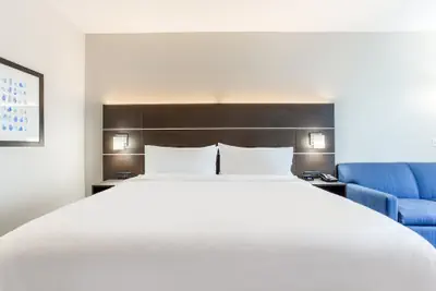 Photo 5 - Holiday Inn Express & Suites Ottawa by IHG