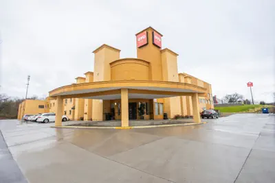 Photo 2 - OYO Hotel Knoxville TN Cedar Bluff I-40