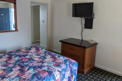 Photo 2 - Deluxe Inn
