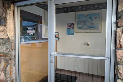 Photo 3 - Deluxe Inn