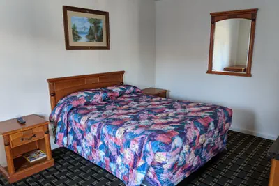 Photo 4 - Deluxe Inn