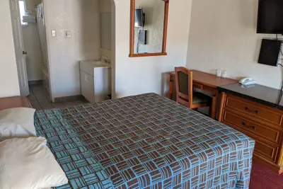 Photo 5 - Deluxe Inn