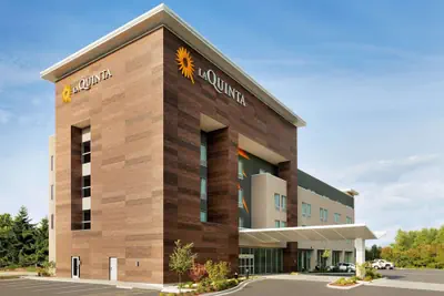 Photo 2 - La Quinta Inn & Suites by Wyndham Burlington