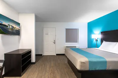Photo 3 - Motel 6 Greenville, SC - I-85 Near Downtown