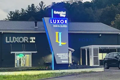 Photo 2 - Luxor Inn & Suites, a Travelodge by Wyndham