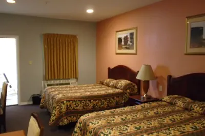 Photo 3 - Town House Motel