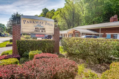 Photo 2 - Parkway Inn