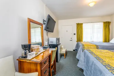 Photo 3 - Parkway Inn