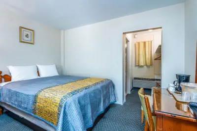 Photo 5 - Parkway Inn