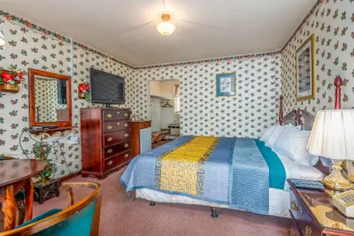 Photo 4 - Parkway Inn