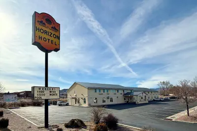 Photo 2 - Horizon Hotel
