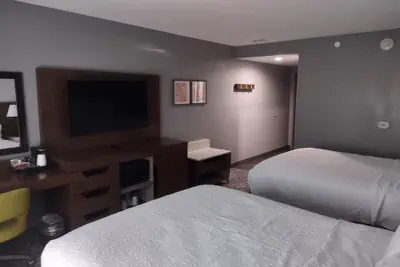 Photo 4 - Hampton Inn & Suites Pittsburgh New Stanton