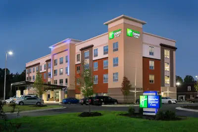 Photo 2 - Holiday Inn Express & Suites Fayetteville South by IHG