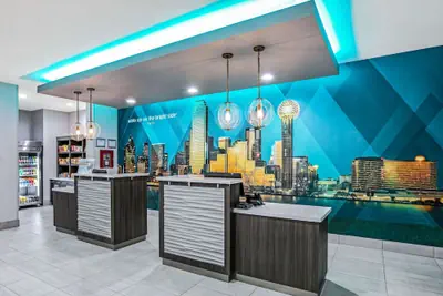 Photo 5 - La Quinta Inn & Suites by Wyndham DFW West-Glade Parks