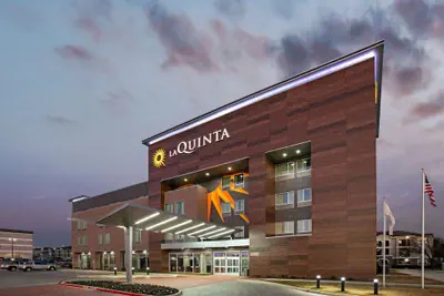 Photo 2 - La Quinta Inn & Suites by Wyndham DFW West-Glade Parks