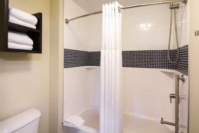 Photo 3 - Suite 2Bd Hear Accessible Tub Nosmk