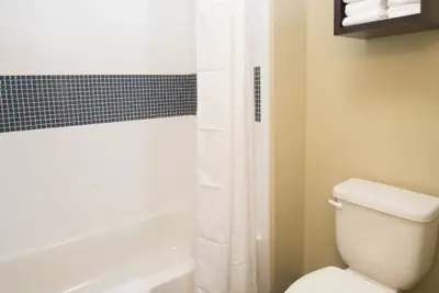 Photo 4 - 1 Bdrm 1 Kng Mobility Access Tub Nosmk