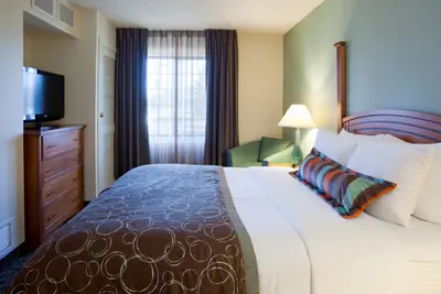 Photo 3 - 1 Bedroom Suite | Queen Bed