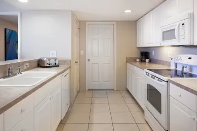 Photo 2 - 3 Bedroom Suite for 8
