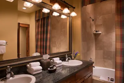 Photo 2 - Luxury 1 Bedroom Parlor Suite Condo