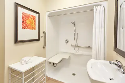 Photo 4 - 1 Bdrm 1 Qn Access Roll In Shwr Nosmk