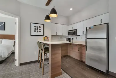 Photo 2 - 1 Bdrm Suite 2 Queen Nonsmoke