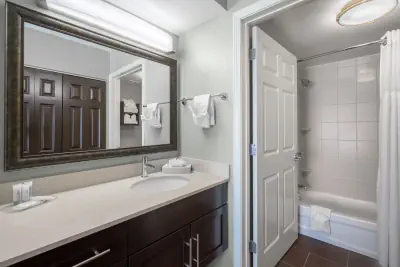 Photo 5 - 2 Bedroom Suite 1 King 1 Queen Nonsmoke
