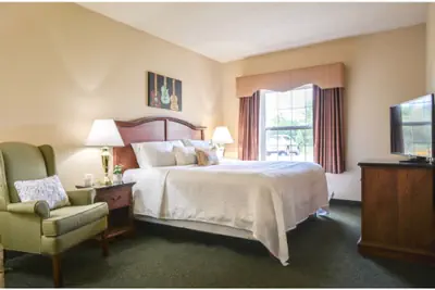Photo 4 - Premier King Suite for 4