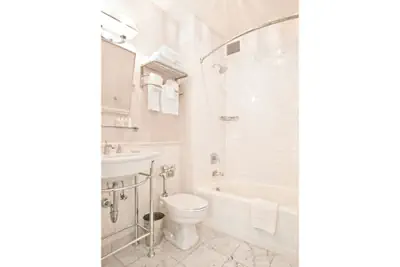 Photo 3 - DR | Deluxe King Room