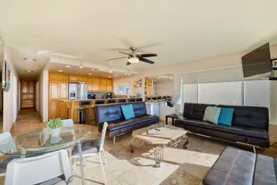 Photo 4 - 2 bedroom con with free parking!