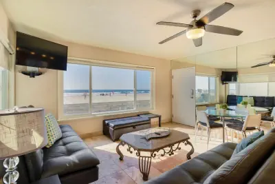 Photo 5 - 2 bedroom con with free parking!