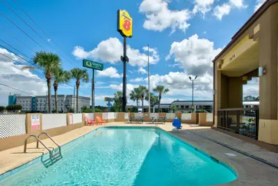 Photo 4 - Super 8 by Wyndham Mobile/Tillmans Corner