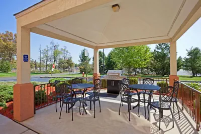 Photo 2 - Sonesta Simply Suites Somerset
