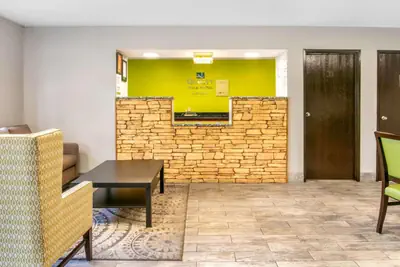 Photo 4 - Quality Inn & Suites Metropolis I-24