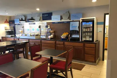 Photo 2 - Holiday Inn Express Mt. Vernon by IHG