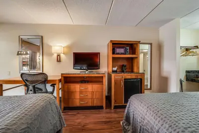 Photo 4 - Econo Lodge Inn & Suites Griffin North