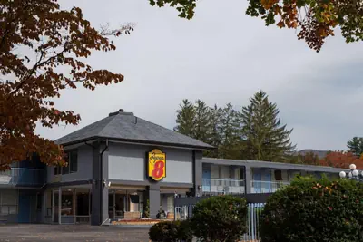 Photo 2 - Super 8 by Wyndham Black Mountain Asheville East
