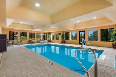 Photo 2 - Best Western Bradbury Inn & Suites