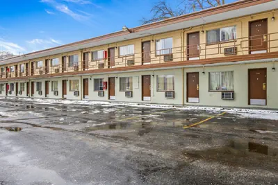 Photo 3 - OYO Hotel Downtown Peoria I-74