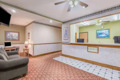 Photo 3 - Super 8 by Wyndham Platte City Kansas City Area