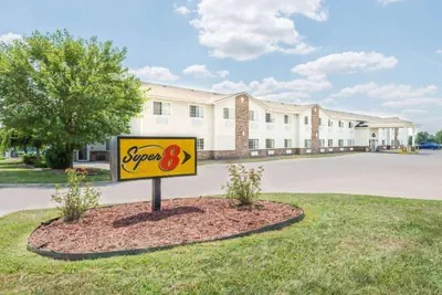 Photo 2 - Super 8 by Wyndham Platte City Kansas City Area