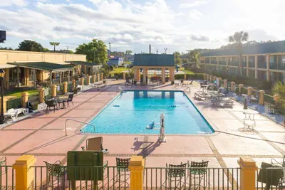 Photo 2 - Quality Inn Richmond Hill - Savannah I-95