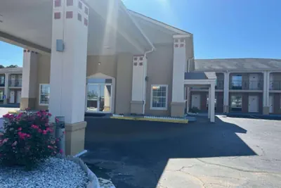Photo 2 - Super 8 by Wyndham Covington