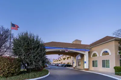 Photo 2 - Days Inn & Suites by Wyndham Cherry Hill - Philadelphia