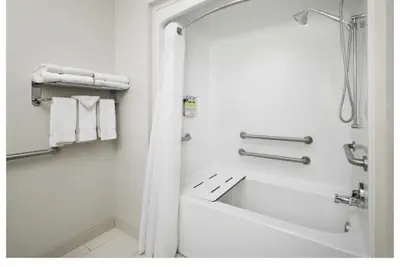 Photo 5 - Holiday Inn Express & Suites - Valdosta by IHG