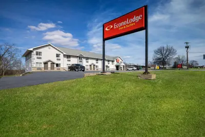 Photo 2 - Econo Lodge Inn & Suites Canandaigua - Finger Lakes Area