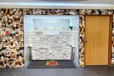 Photo 5 - Super 8 by Wyndham Peoria
